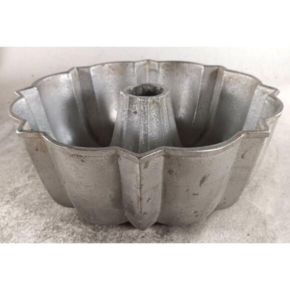 Vintage Bundt Aluminum Cake Pan Fluted 9.5 in Diameter